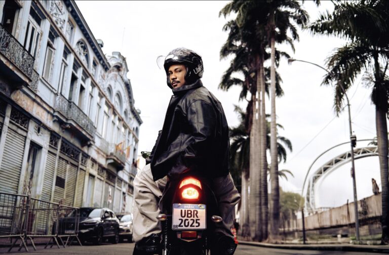 O rapper Xamã, conhecido por seu talento no cenário musical, cinema e na TV, é o mais novo parceiro de Uber Moto.