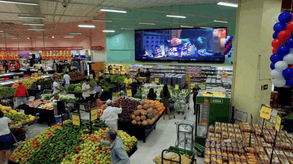 O Grupo Mateus está investindo em um projeto de Retail Media, visando transformar suas lojas físicas em potentes plataformas de mídia.