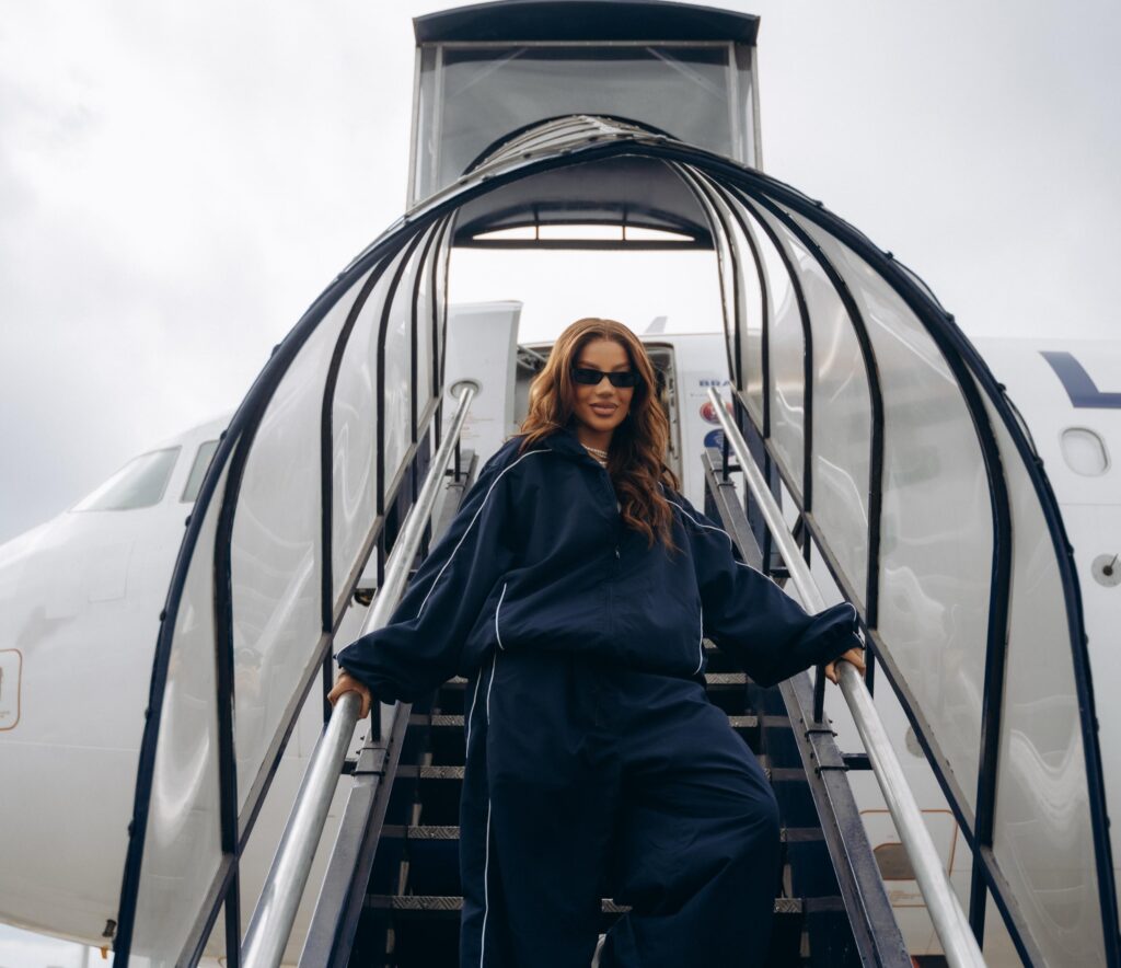 Ludmilla realiza show surpresa nesta segunda-feira em voo da LATAM Brasil em aquecimento para o festival The Town 2025.