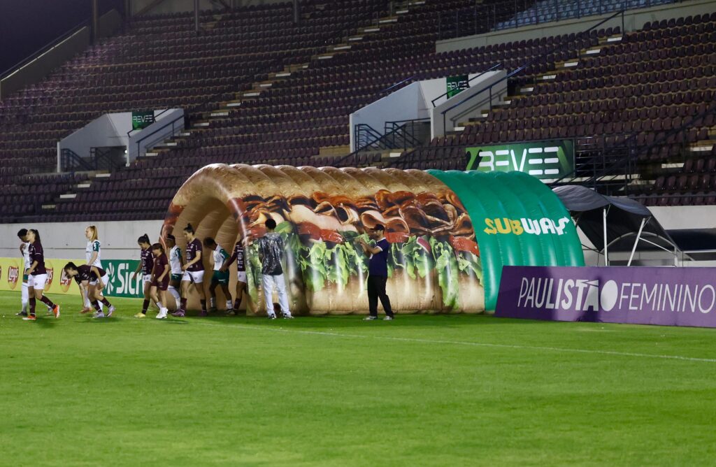 Graças a uma parceria entre a FPF, LiveMode e Subway, as jogadoras do Paulistão Feminino passarão por um túnel em formato de sanduíche.