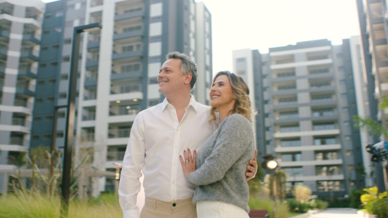 A Eztec estreia uma nova fase da sua comunicação com o público em uma campanha estrelada pelo ator Danton Mello e sua esposa Sheila Ramos.