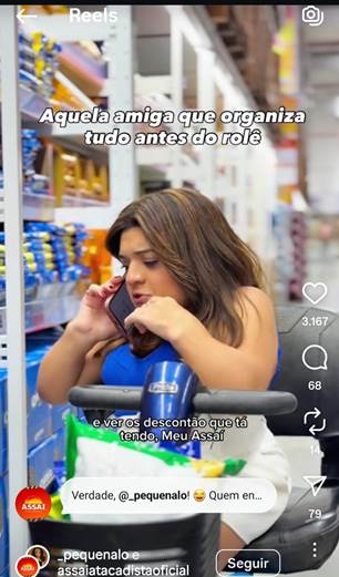 Em nova campanha do Assaí, a influenciadora Pequena Lo conversa ao telefone e busca, ao mesmo tempo, os melhores preços no app Meu Assaí.