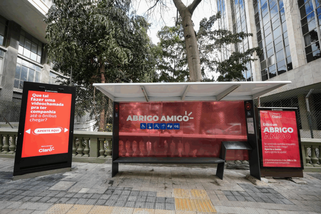 Eletromidia e Claro ampliam o projeto Abrigo Amigo, que utiliza tecnologia para fazer companhia a usuários nos pontos de ônibus.