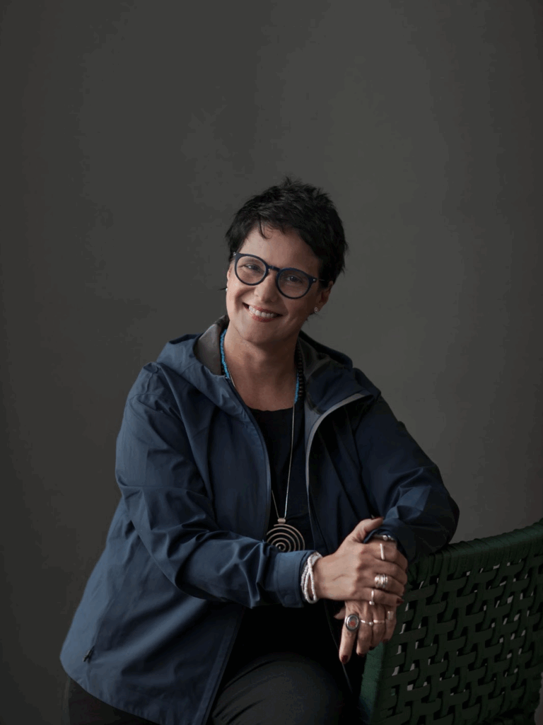 A diretora de cena Georgia Guerra-Peixe, conhecida como Joca, está de volta à DLKTSN, produtora que marcou sua trajetória entre 2011 e 2013.
