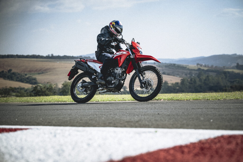 A Honda Motos assina, junto com a Red Bull, uma iniciativa que une esporte, cultura urbana e branding de forma inovadora.