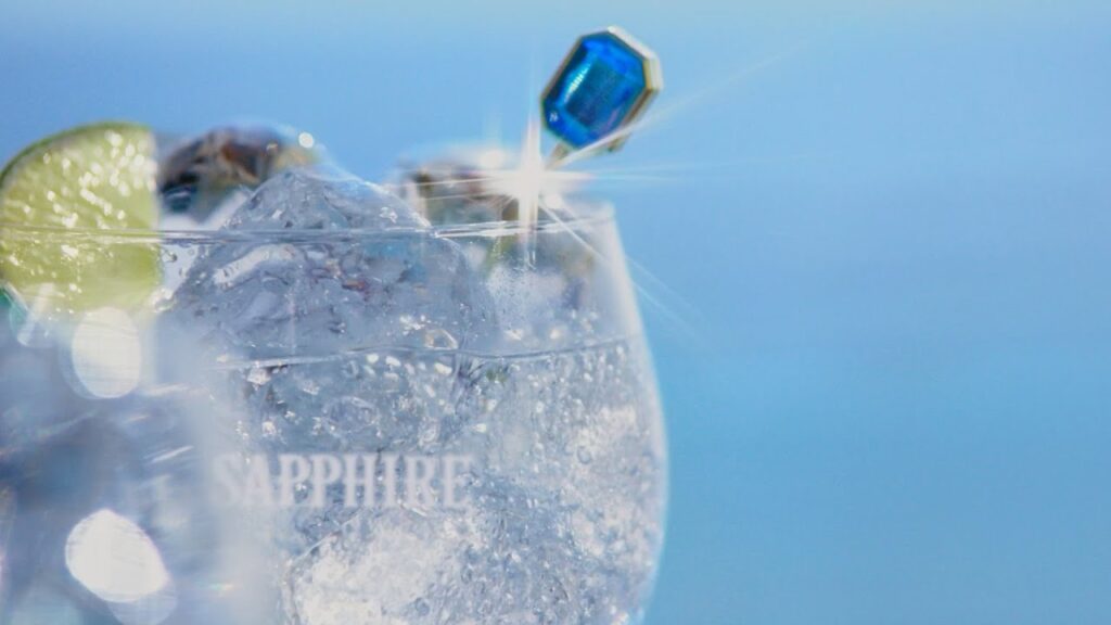 Ícone entre os gins premium, Bombay Sapphire apresenta uma nova era com o lançamento no Brasil de sua campanha "A Caminho do Azul".