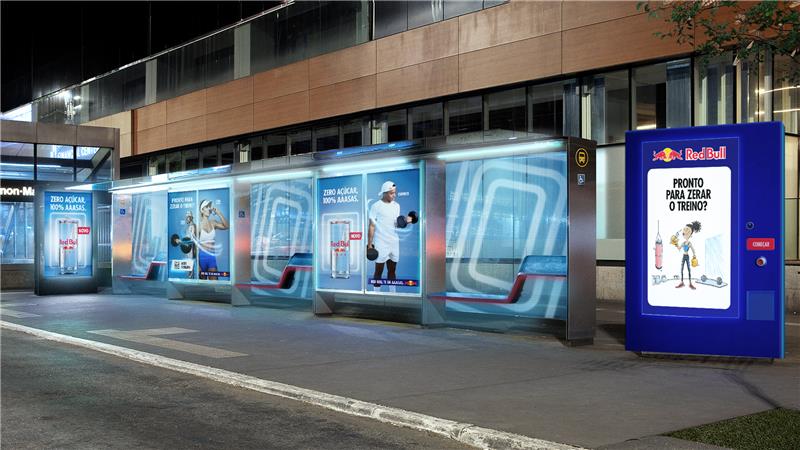 Até o dia 8 de setembro, o ponto de ônibus em frente ao Metrô Trianon Masp, recebe uma ativação da campanha “Red Bull Zerando o Treino”.