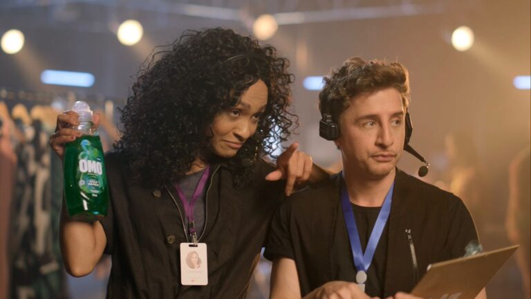 OMO entra em cena nos bastidores de Vale Tudo para lavar o figurino de Odete Roitman durante as regravações do momento mais icônico da novela.