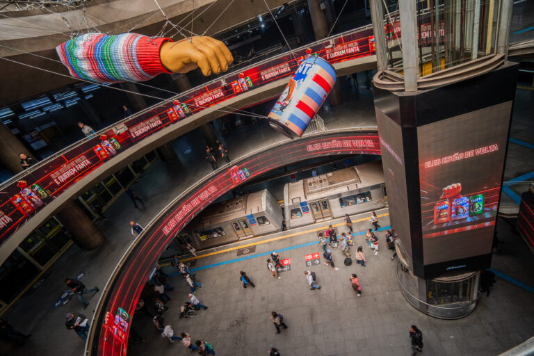 A Fanta transformou, em parceria com a JCDecaux, o anel central da Estação Sé no coração de sua campanha de Dia das Bruxas.