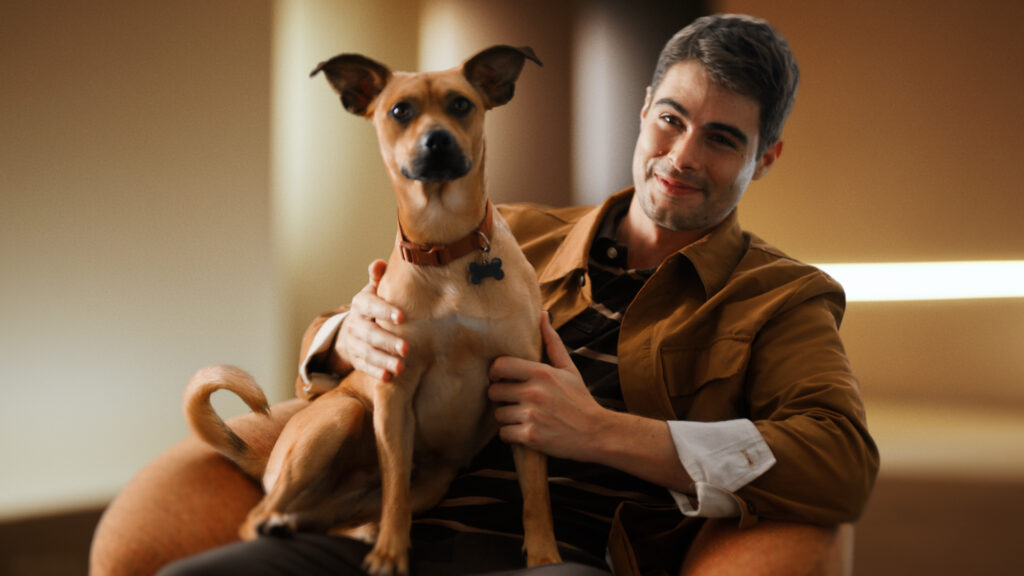 A Chevrolet lança ativação inspirada no cachorro caramelo, protagonista de Caramelo, novo filme brasileiro da Netflix.