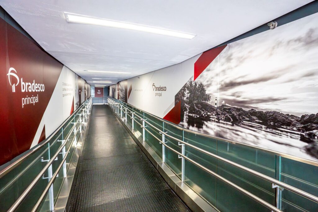 O Bradesco assina a comunicação em pontes de embarque e desembarque do GRU Airport e do Aeroporto Internacional de Brasília.
