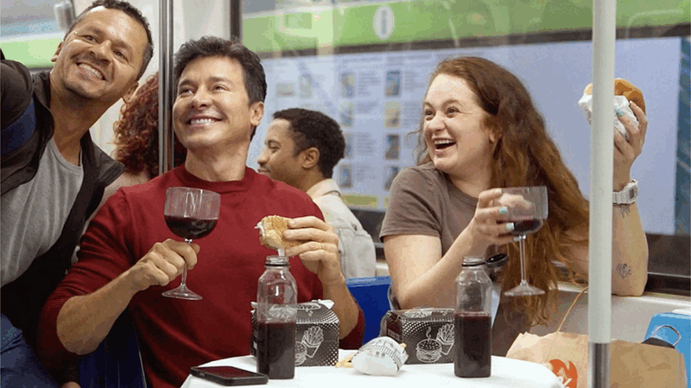 A estrela da campanha do Hits iFood, Rodrigo Faro, deixa as telas da TV e das redes sociais para ganhar as ruas de São Paulo.