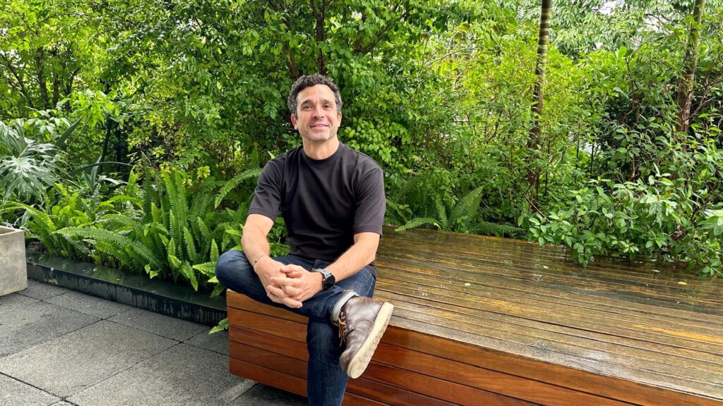 Após uma trajetória de 18 anos em Londres, o líder criativo Sergio Alves retorna ao Brasil como o novo Diretor de Criação da .monks.