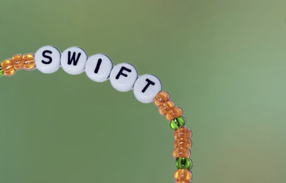 A Swift lançou uma ação especial com 20% de desconto em produtos, além de brindes exclusivos para os Swifties, fãs de Taylor Swift.