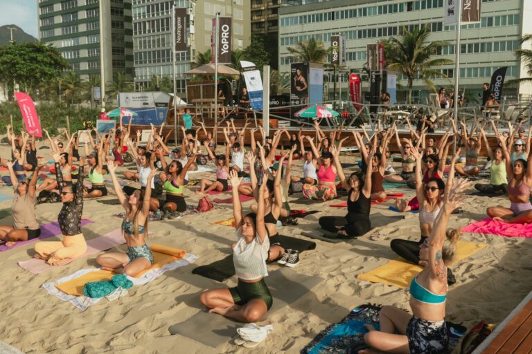 A Mude lança a nova edição da Rio Academia YoPRO 2026, projeto que transforma a orla de Ipanema em um hub wellness. 