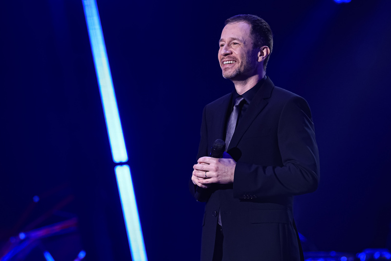 A voz de Tiago Leifert anunciará, no interior dos vagões, a atração da noite: a nova temporada do The Voice Brasil, no Disney+ e no SBT.