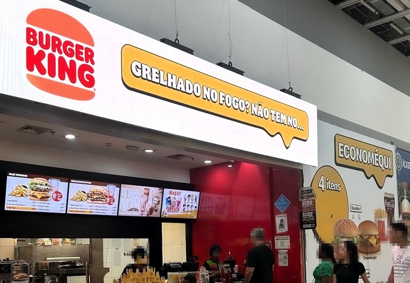 Após instalação de tapume ao lado de um de seus restaurantes, o Burger king decidiu mostrar que quem mexe com fogo, pode se queimar.