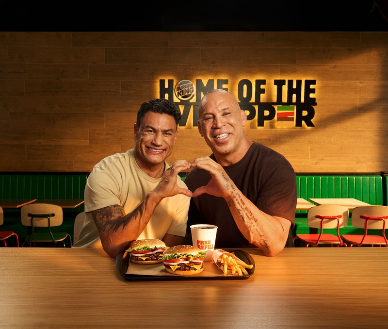 O Burger King promoveu o inimaginável reencontro entre Popó e o Wanderlei juntinhos, que dividem sanduíches do BK em nova ação.