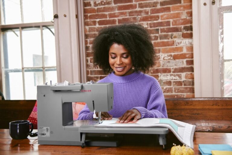 A Singer promove um aulão gratuito de costura no Museu do Ipiranga, em São Paulo, parte da ação global "Dia de ensinar o mundo a costurar".