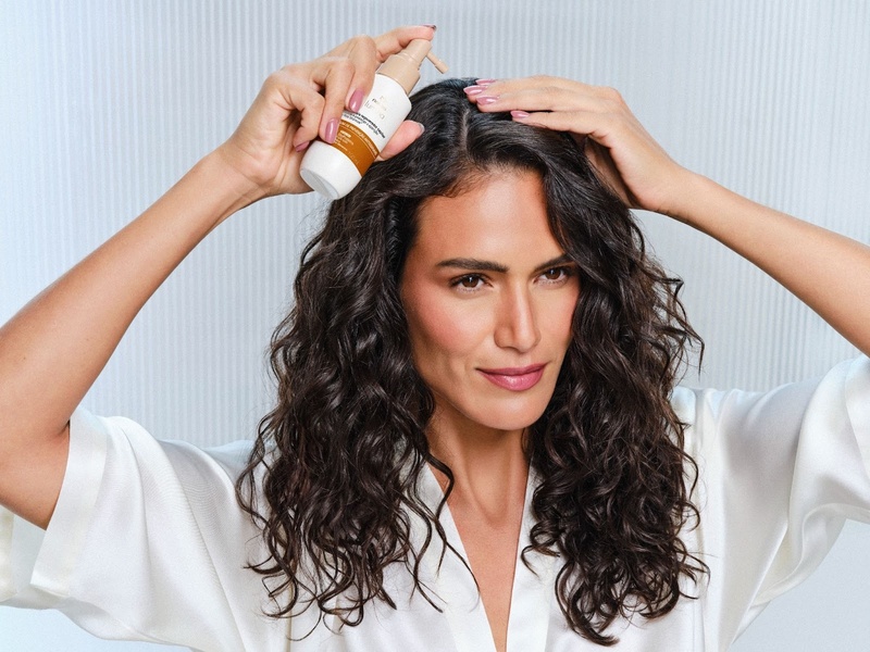 A Natura leva às lojas o movimento #MeuPrimeiroFioBranco, que presenteará com o sérum de Lumina Antissinais Regenerador Capilar.