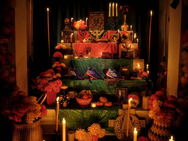 A Umbro anunciou uma nova chuteira temática em homenagem ao Día de Muertos, celebração tradicional mexicana realizada em 2 de novembro.