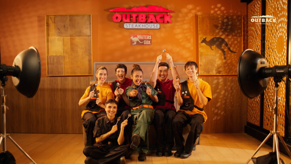 O Outback Steakhouse lança sua ação de fim de ano com um convite para transformar conversas digitais em momentos reais de celebração.