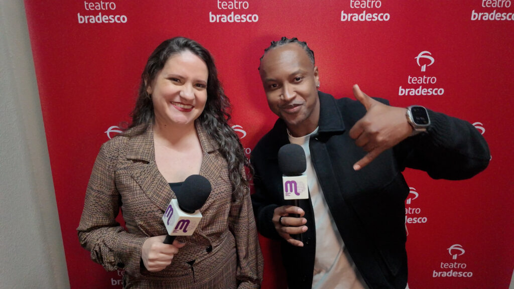 Elisangela Peres, do Marcas pelo Mundo, entrevista Thiaguinho em noite de comemoração dos 16 anos do Teatro Bradesco