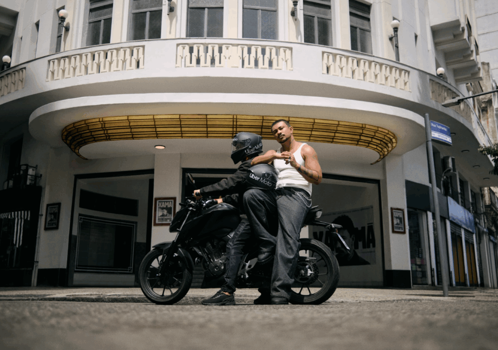 Estrelada pelo multiartista Xamã, a nova campanha da Uber apresenta uma nova etapa do movimento "A Cidade no Seu Ritmo".