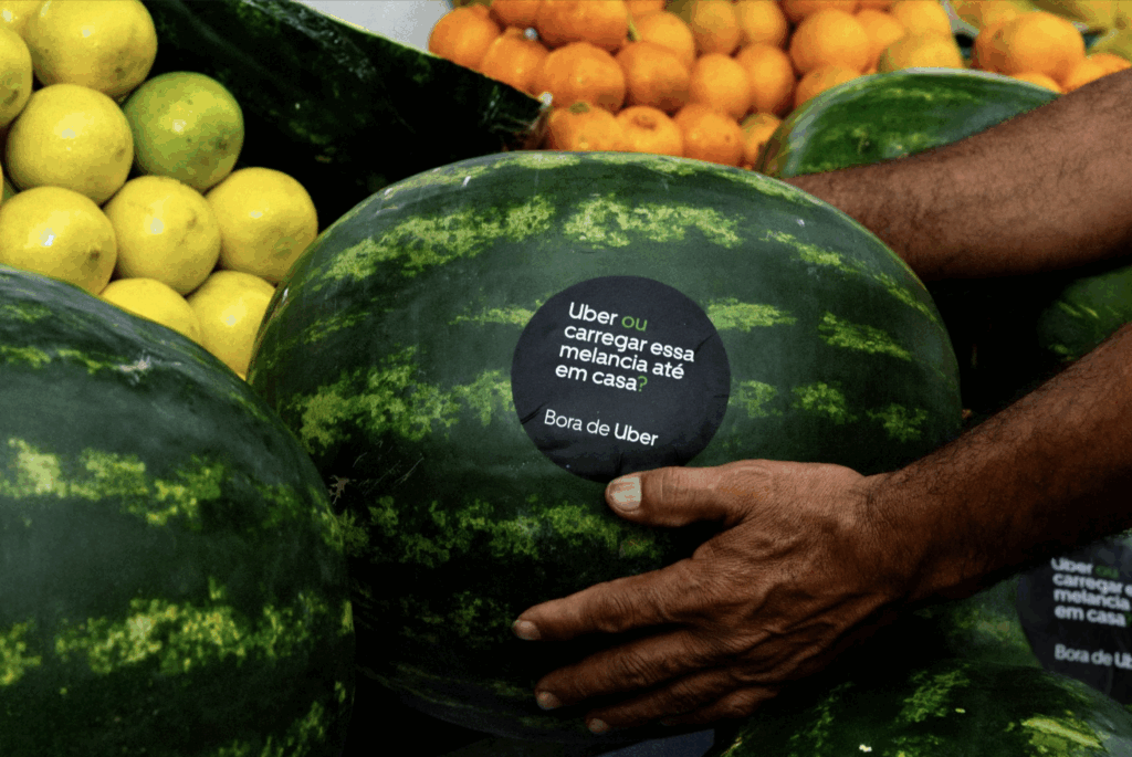 Uber apresenta campanha que posiciona a plataforma como a escolha mais inteligente para a mobilidade em situações simples do dia a dia.