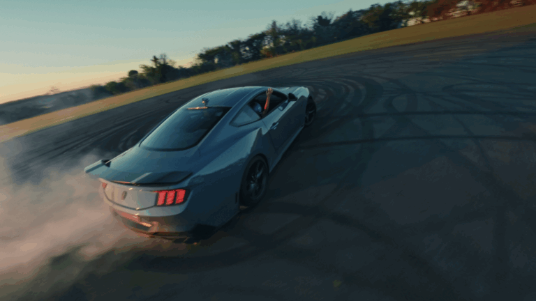 Ford leva crianças a viverem experiência única como passageiras de Mustang