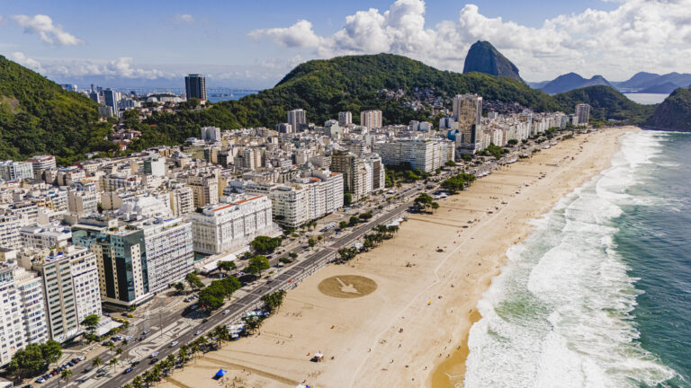 Rock in Rio levou a icônica guitarra do festival em uma versão gigante, desenhada diretamente na areia da Praia de Copacabana.