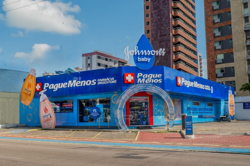 A Pague Menos realiza uma ação exclusiva de retail media em parceria com a marca infantil Johnson's Baby em Fortaleza (CE).