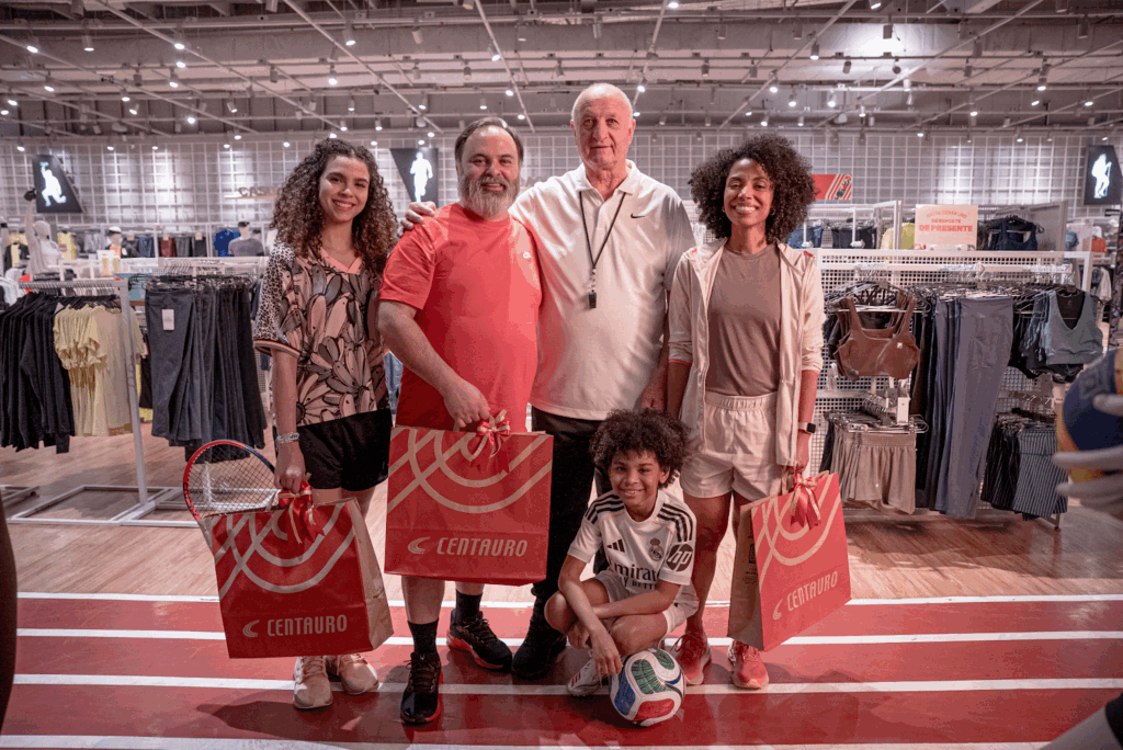 A Centauro escolheu simplesmente uma das figuras mais conhecidas no futebol brasileiro e mundial para protagonizar sua campanha de Natal.