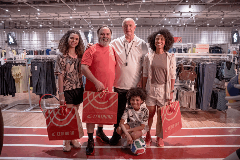 A Centauro escolheu simplesmente uma das figuras mais conhecidas no futebol brasileiro e mundial para protagonizar sua campanha de Natal.