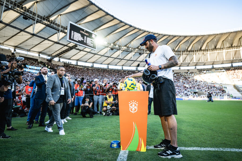 Bola da final da Copa do Brasil chega de paramotor. Ação da Red Bull com o piloto Rafael Goberna marcou o pré-jogo no Maracanã.