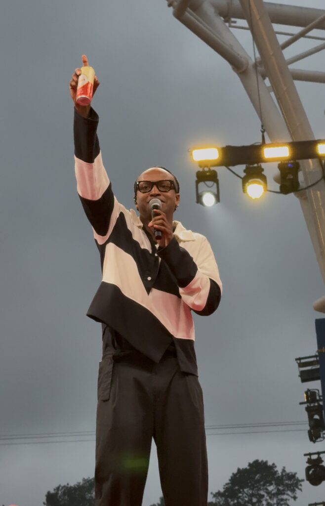 Veja o brinde da Tardezinha pelos olhos de Thiaguinho. Com óculos inteligentes, Itaipava registra o show final da turnê em São Paulo.