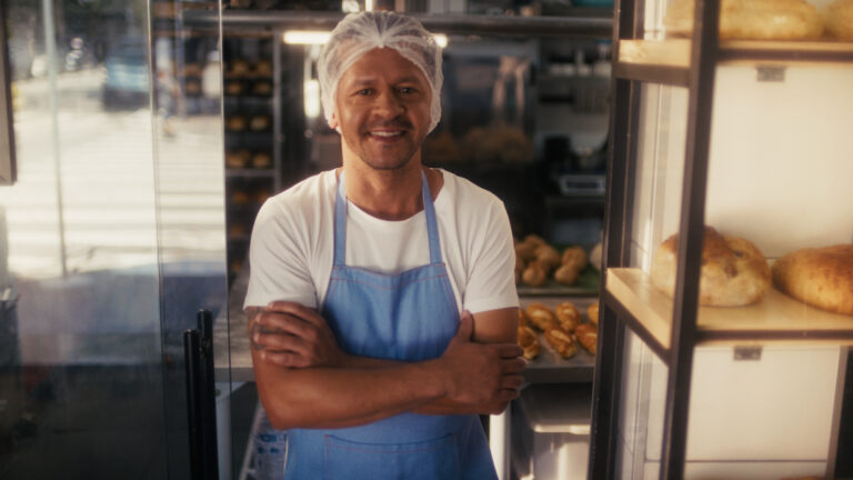 Sebrae estreia campanha de fim de ano produzida pela Ellah Filmes. Filme 'Simpatia' destaca a dedicação do pequeno negócio no Natal.