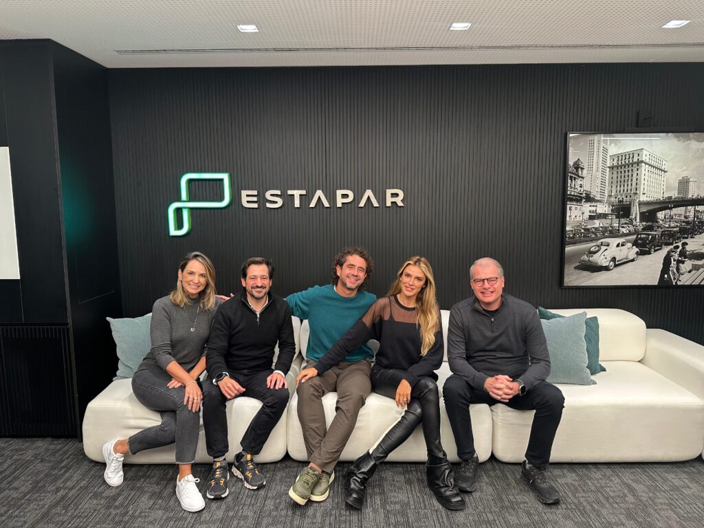 A Estapar renovou sua parceria com o jornalista e apresentador Felipe Andreoli como garoto-propaganda das campanhas publicitárias da marca.