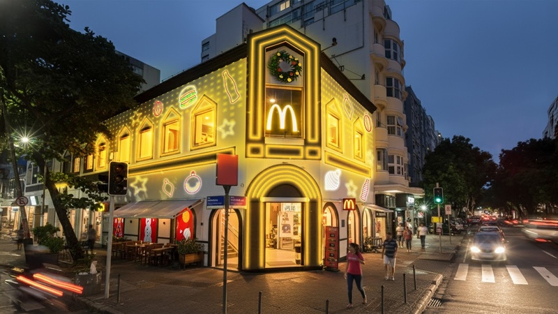 Neste fim de ano, o McDonald's e a Coca-Cola renovam sua tradicional parceria para trazer ainda mais encanto ao período natalino.