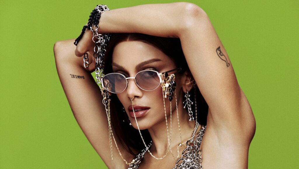 Nova coleção Anitta x Chilli Beans aposta em berloques e pingentes para transformar óculos em plataformas de estilo pessoal.