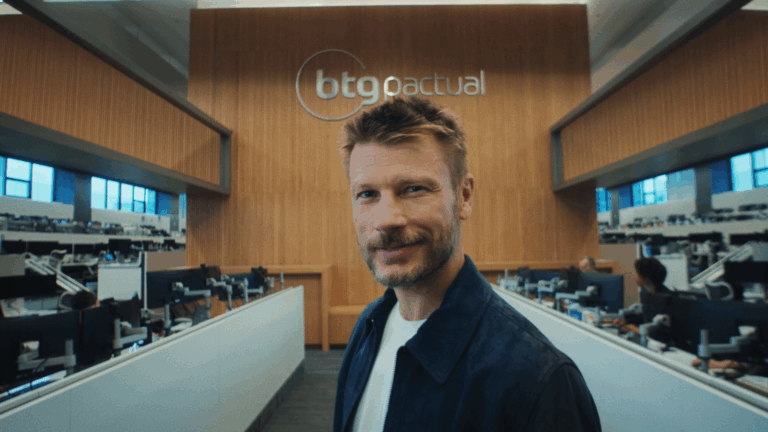 Fábio Porchat conduz conversas sobre dinheiro em nova campanha do BTG Pactual