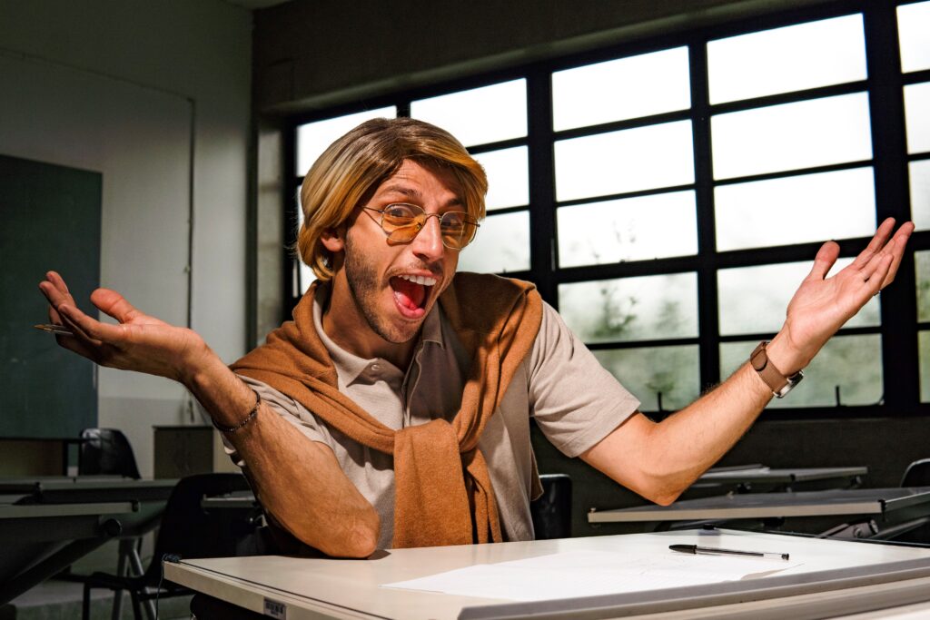 Com humor e provocações, Menzinho ajuda a Anhanguera a convidar jovens a refletirem sobre escolhas, ENEM e futuro profissional.