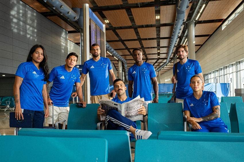 Cruzeiro e adidas lançam uniforme azul para a temporada 2026 homenageando título histórico
