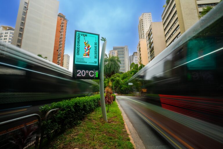Relógios de rua ganham novo design assinado por Ruy Ohtake e ajudam a criar o Corredor Verde de São Paulo