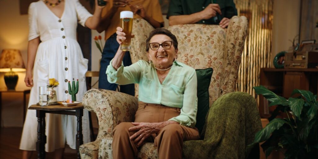 Um brinde ao cinema brasileiro: Heineken revive cena icônica com Tânia Maria