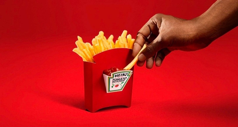 Heinz lança o HEINZ Dipper, embalagem com ketchup embutido que facilita comer batata frita em movimento, sem sujeira.