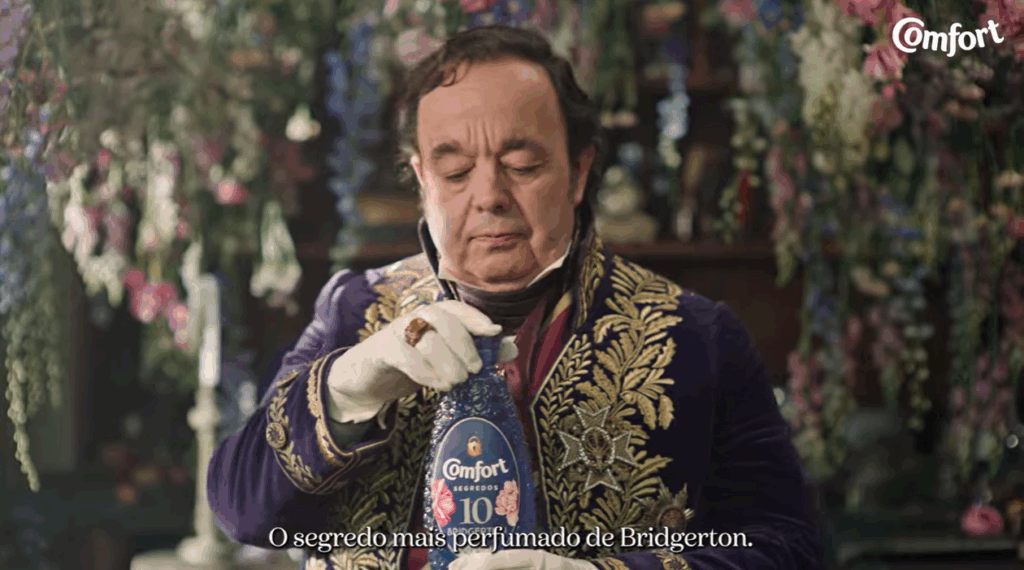 Hugh Sachs leva o perfume da realeza para a lavanderia na nova campanha de Comfort inspirada em Bridgerton