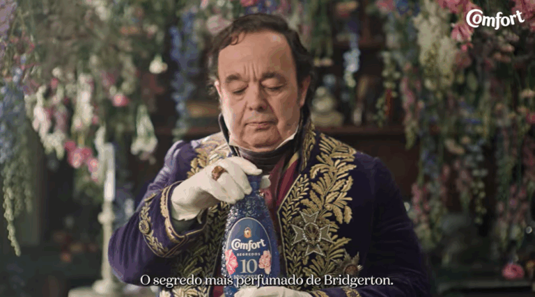 Hugh Sachs leva o perfume da realeza para a lavanderia na nova campanha de Comfort inspirada em Bridgerton