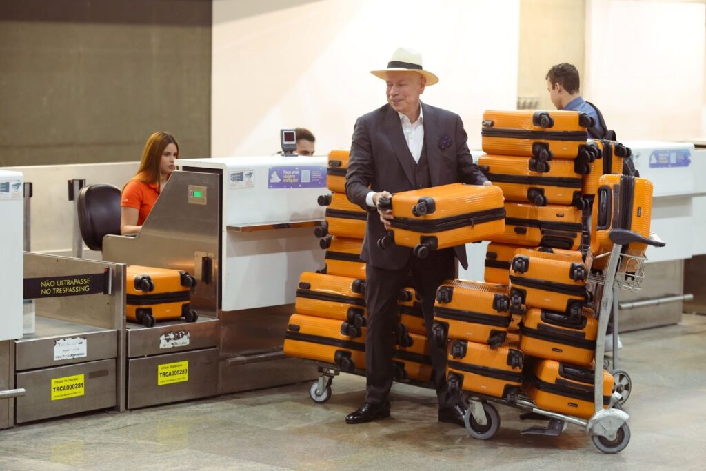 Na terça-feira (27), o historiador e protagonista da ação da GOL, Leandro Karnal, despachou nada menos 25 malas cor de laranja. Foto Agência Brazil News