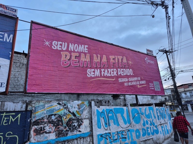Serasa celebra 100 milhões de usuários com campanha de Mídia OOH que transforma ruas e cruzamentos em narrativa de marca.